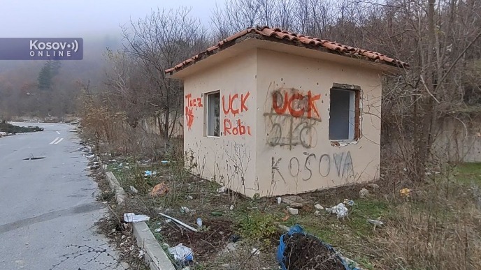 Grafiti duž puta za Rašku